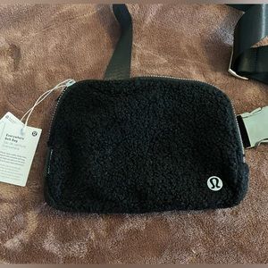 Lulu fleece belt bag